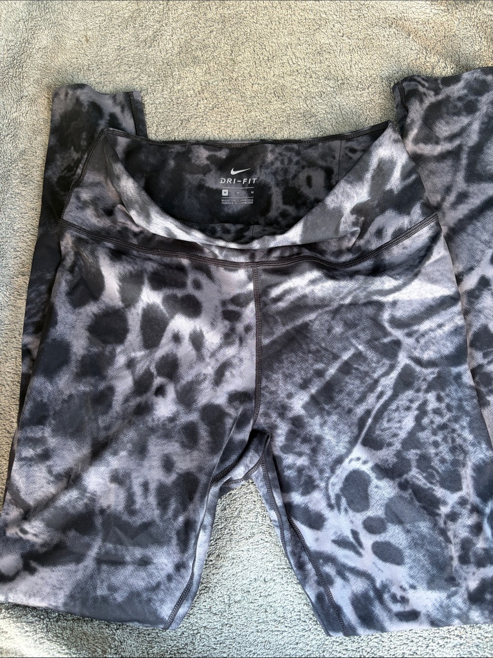 Nike Black and Gray Printed Dri-FIT Leggings. 3/4 length